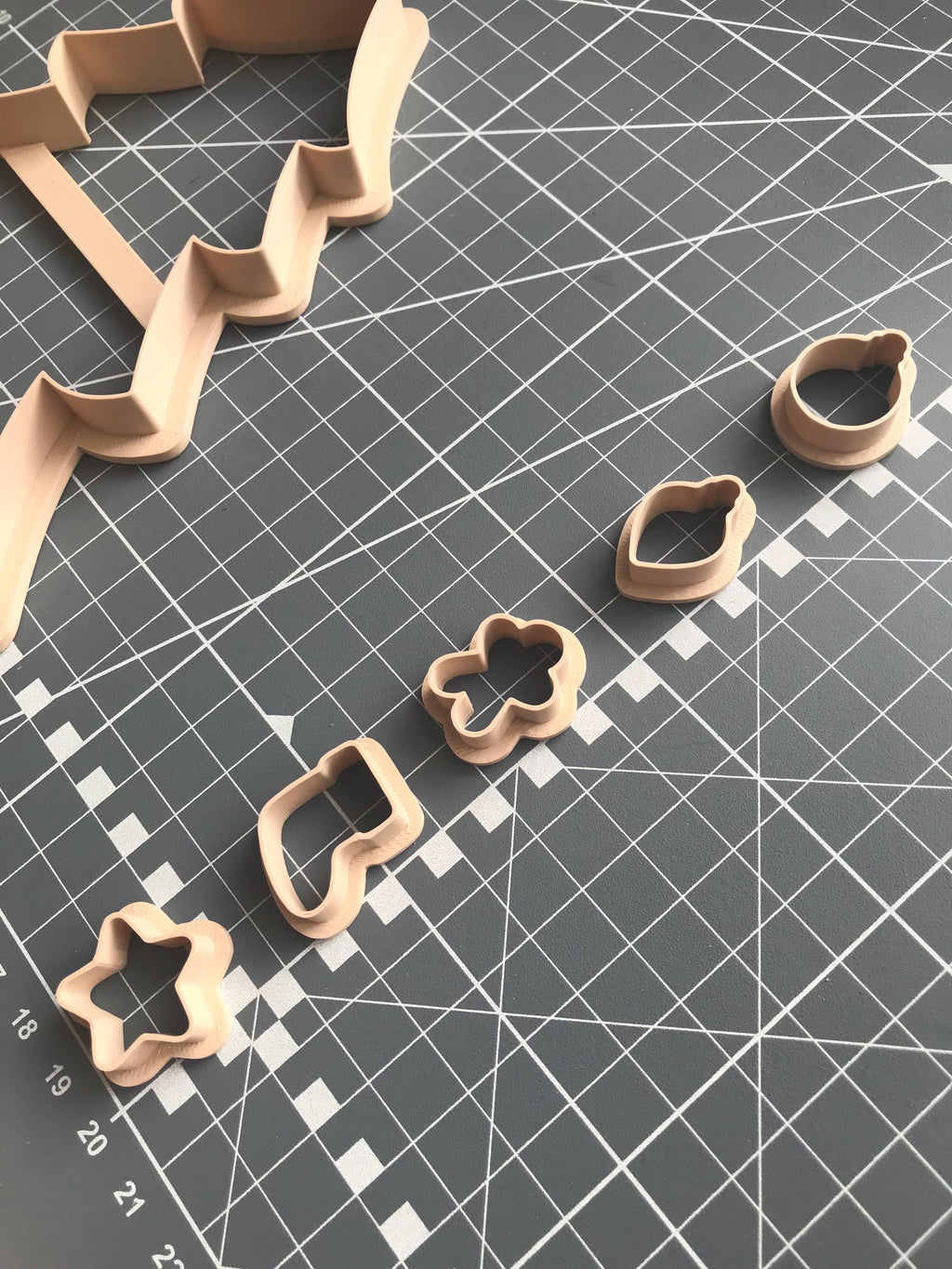 Christmas Tree Cookie Cutter Set with Mini Ornaments: Holiday Baking